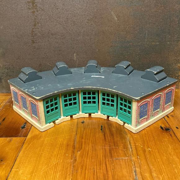 2001 Thomas The Train Wooden Railway Tidmouth Station Roundhouse Engine Shed - Picture 1 of 5